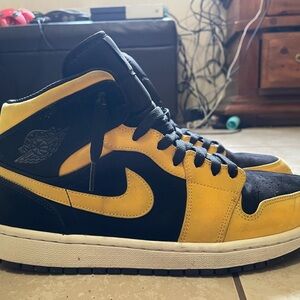 Jordan 1 Mid Reverse New Love